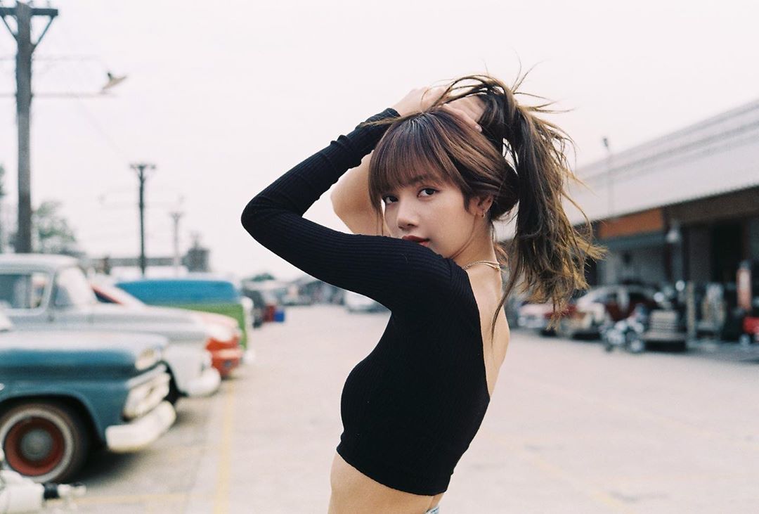 “人间芭比”Lisa化妆包爱用彩妆品公开!神级修容盘、恋爱系唇彩让人超想败