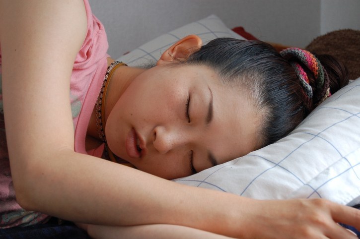 绑个高马尾睡个美容觉,隔天起来多扁塌的头发都意外地蓬松起来?