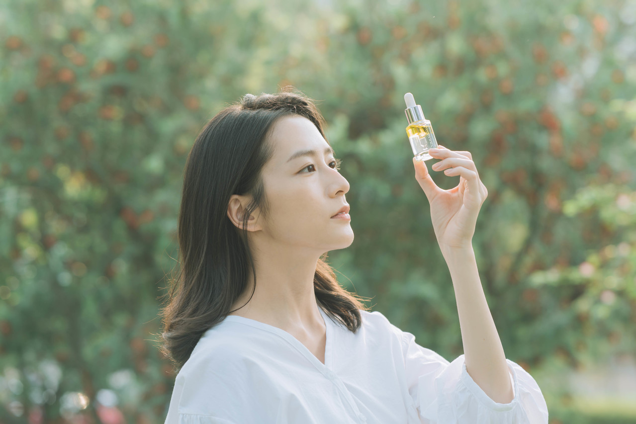 狂长肉芽,真的需要眼霜?绿藤生机推第一款“油水分离”澄澈眼部双精华