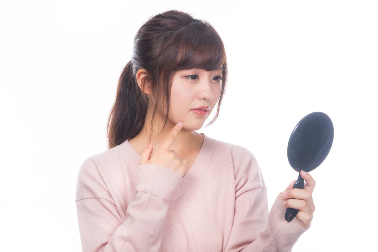 肤色不均的原因是这个!涂美白精华最常漏抹“3部位”