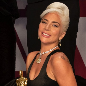 戴上Tiffany价值3000万美元钻石项链是什么感觉?Lady Gaga:全程被保镖“恐怖凝视”!