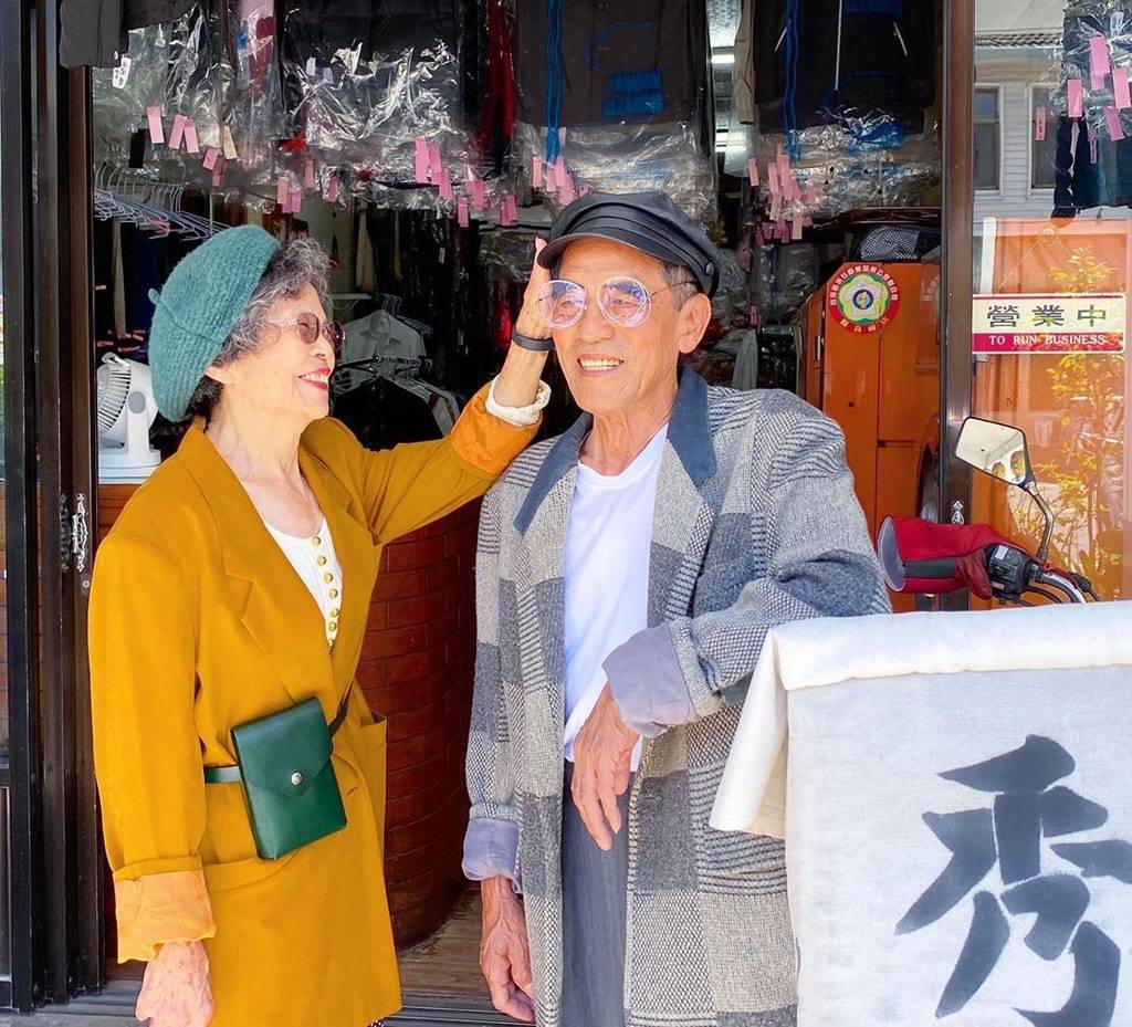 “万秀的洗衣店”80岁阿公、阿嬷穿上客人遗弃没付钱的衣服 变身超时尚CP！