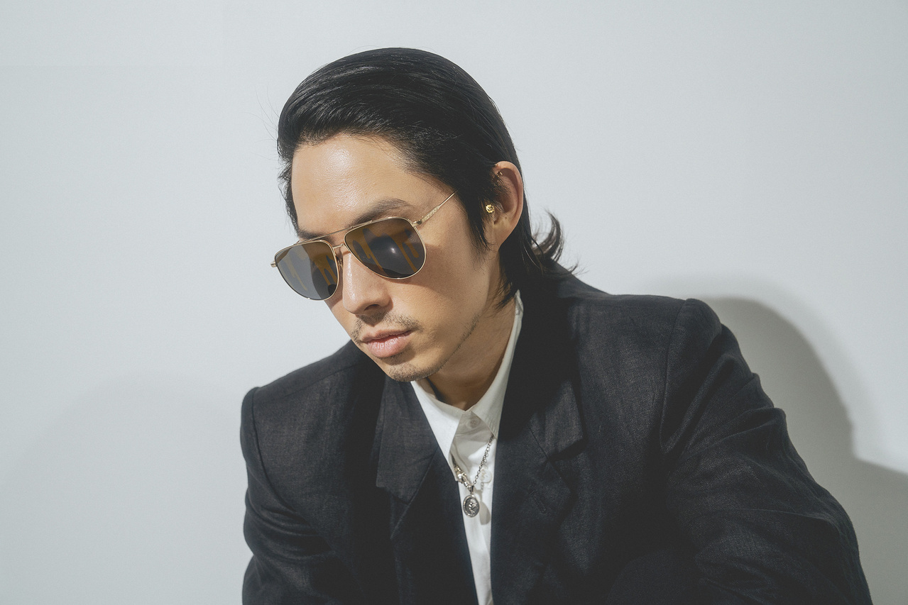 吴建豪化身时尚摄影师 亲自拍摄并演绎墨镜形象大片