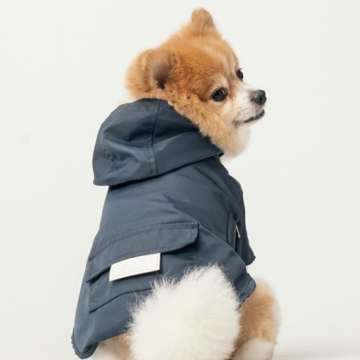 衣服很萌,狗狗却不爱穿?调节式雨衣解决毛孩手臂不舒服问题 雨天免当落水狗!