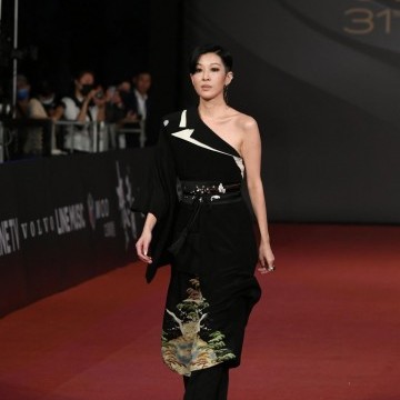二手旧衣再升级!周裕颖操刀陈珊妮、黄明志金曲红毯战袍 谁说大型典礼就得穿著名牌新装!