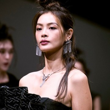 大手牵小手!针织女王翻玩锡绣意象 提携新秀跃上时装周
