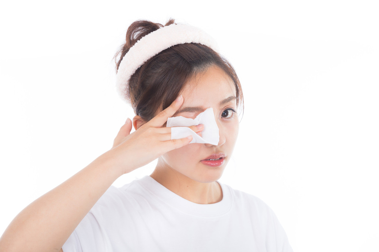 使用化妆水到底用手?还是用化妆棉?用肤质、手法决定