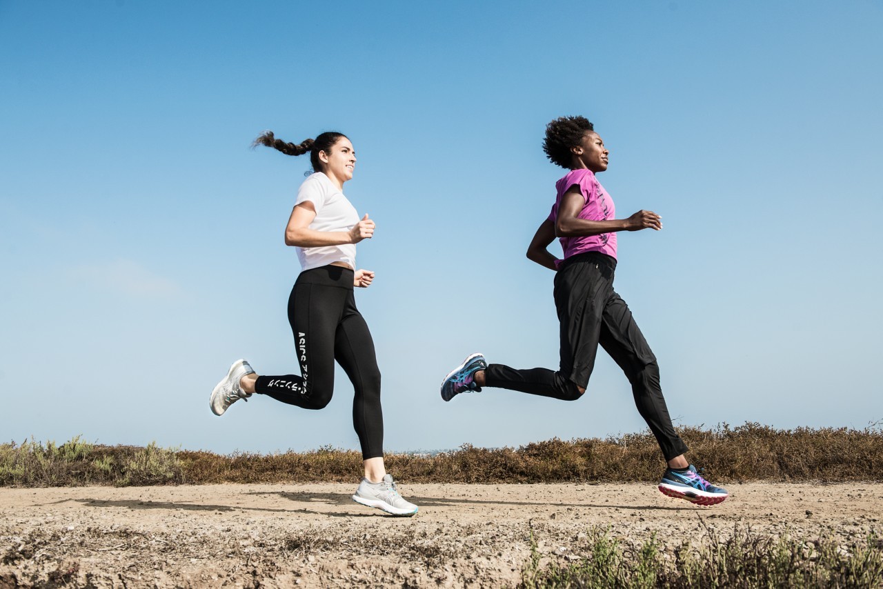 保护双脚、陪你走跳!ASICS经典缓震跑鞋、New Balance山系潮履再进化